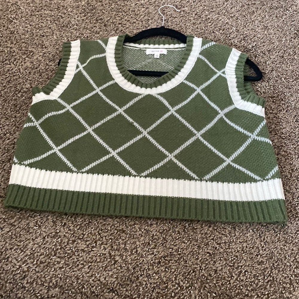 Green knitted pattern crop top shirt